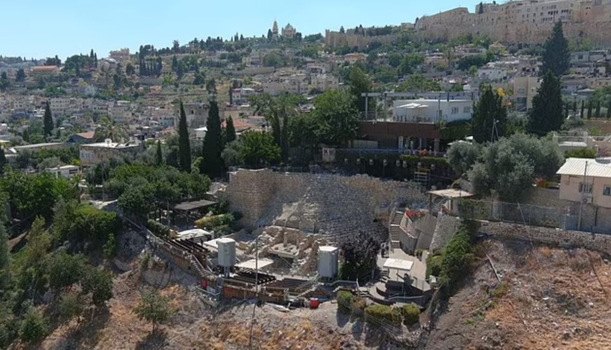 The ruins that could prove the Bible was TRUE: Stretch of wall in ancient Jerusalem vindicates the holy book’s account, archaeologists claim