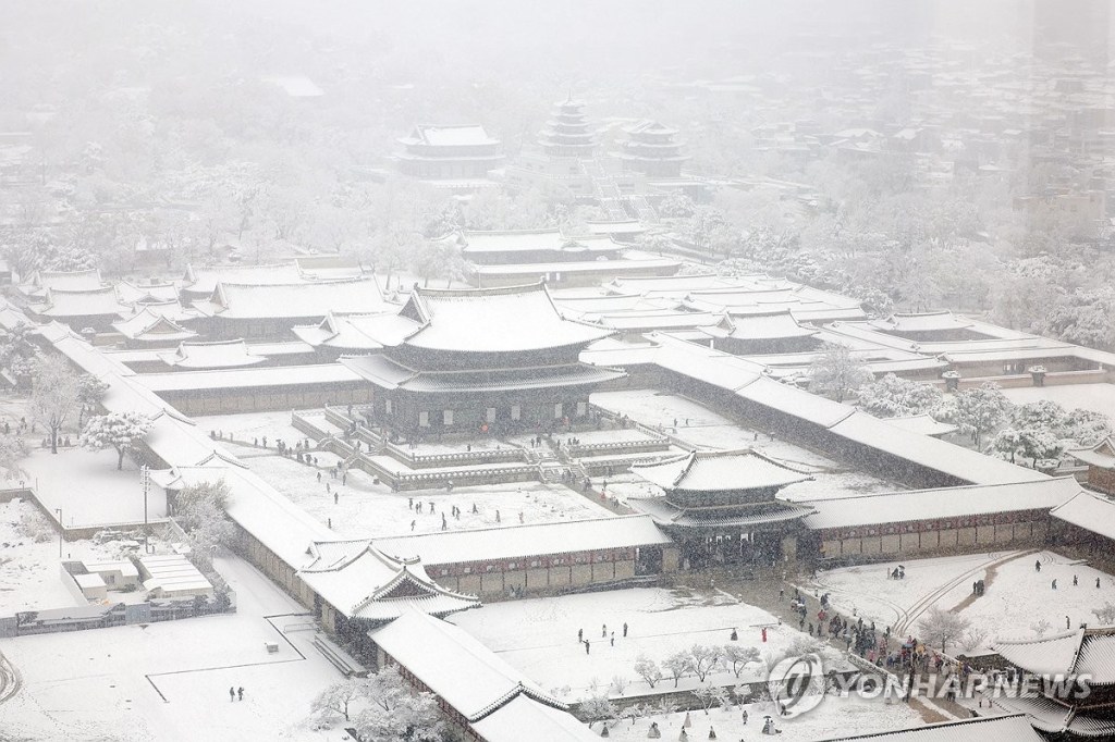 Seoul hit by heaviest snowfall in over 100 yrs causing injuries, traffic&nbsp;chaos